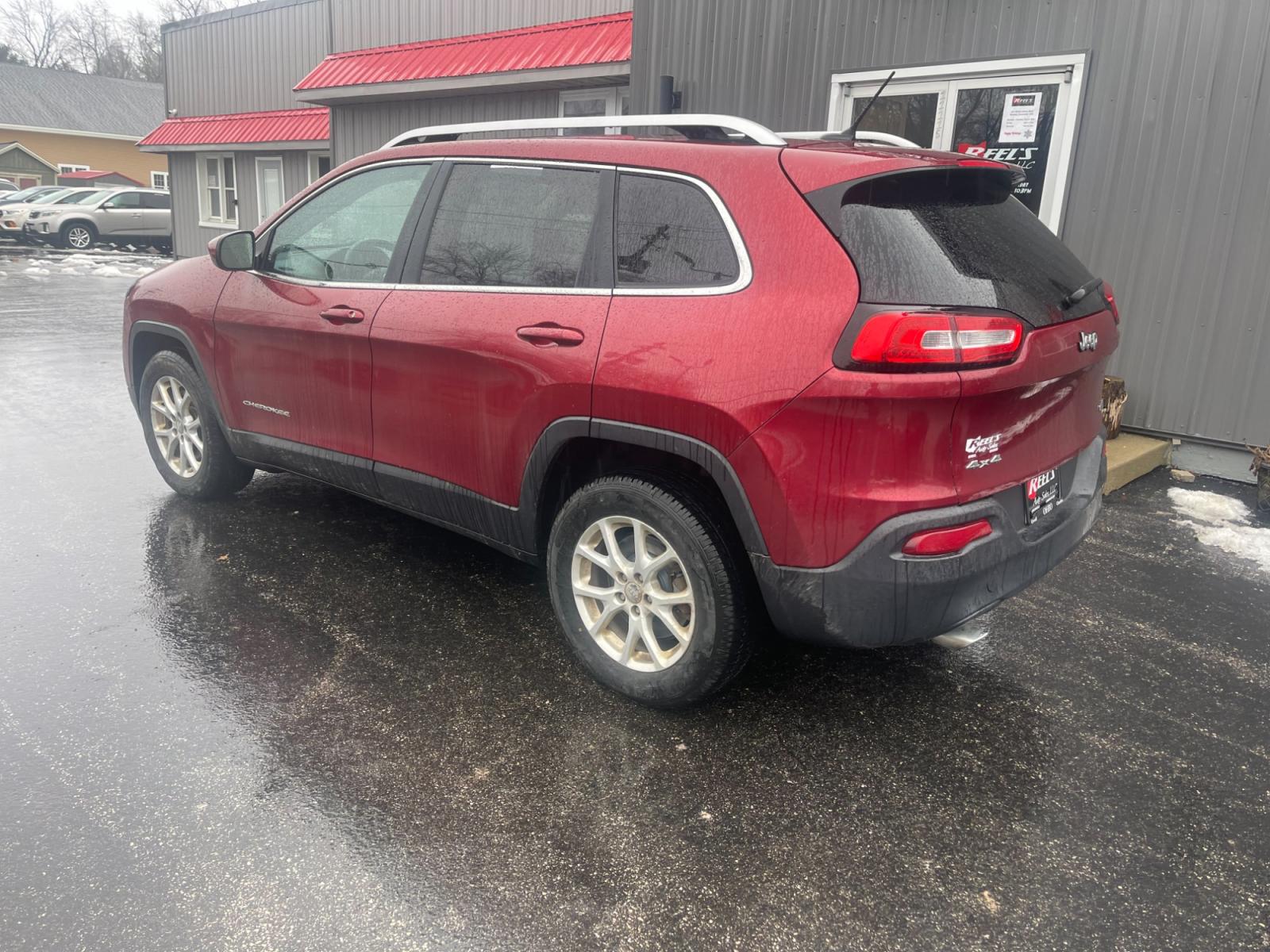 2014 Red /Black Jeep Cherokee Latitude 4WD (1C4PJMCB7EW) with an 2.4L I4 DOHC 16V engine, 9-Speed Automatic transmission, located at 11115 Chardon Rd. , Chardon, OH, 44024, (440) 214-9705, 41.580246, -81.241943 - This 2014 Jeep Cherokee Latitude with 4WD and the 2.4L engine paired with a 9-speed automatic transmission offers a blend of off-road capability and on-road comfort. The Active Drive I system enhances stability and traction in various conditions, while the LED daytime running lights and LED tail lig - Photo #11